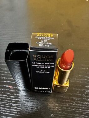 CHANEL Rouge Allure Lipstick 212 Caractère - Rich Red
